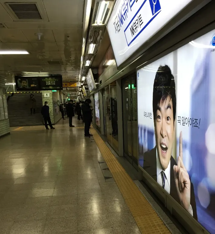 전동차 내부 액자형 광고 집행 사례